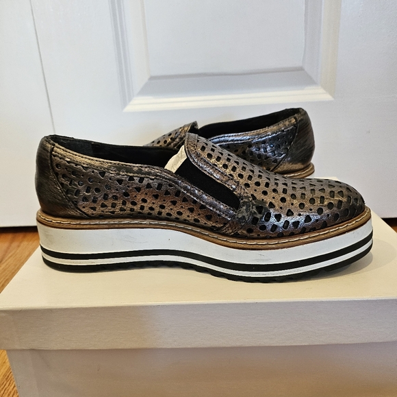 SUMMIT BY WHITE MOUNTAIN | Braxton Perforated Platform Metallic | Size 39 - Picture 6 of 10